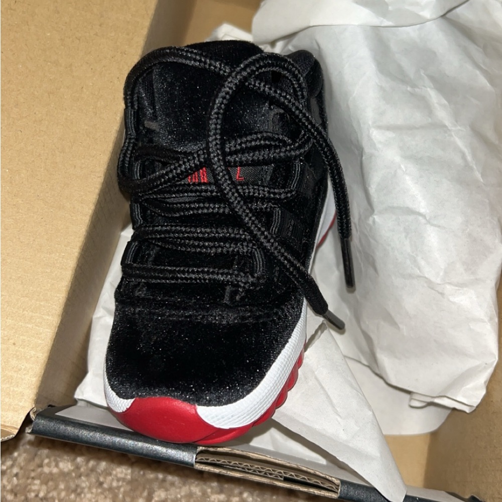 Toddler Jordan Retro 11 size 4c only worn once